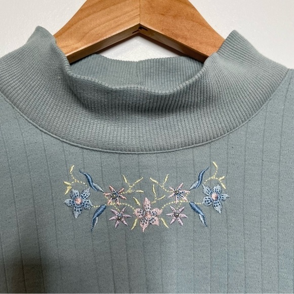💫 VINTAGE | Floral Embroidered Ribbed Mock Neck Knit Sweater Top - Picture 1 of 6
